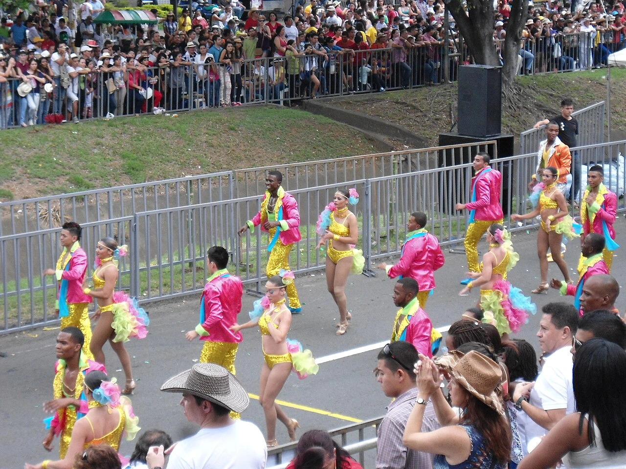 Presentaci&oacute;n de grupo de baile en el Sals&oacute;dromo de la Feria de Cali Colombia