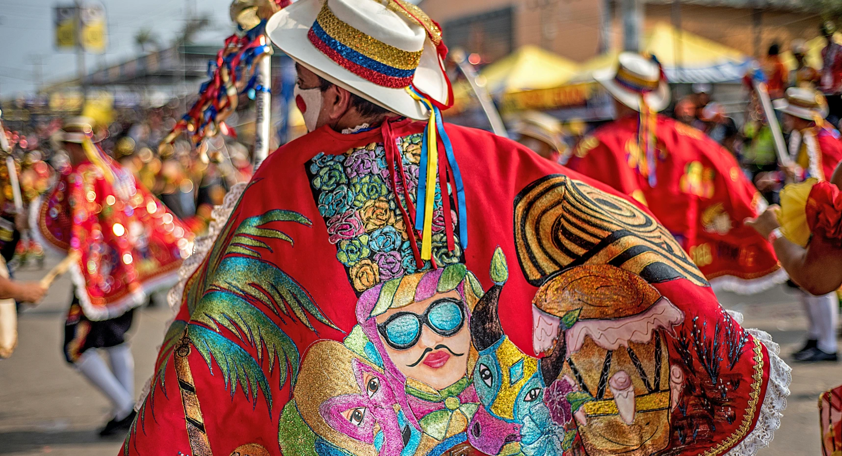 Persona con disfraz de colores en el carnaval de barranquilla, colombia
