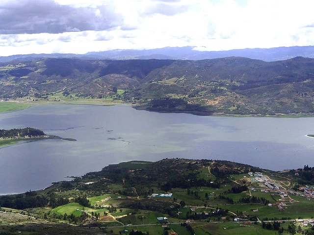 Embalse de Tomin&eacute;