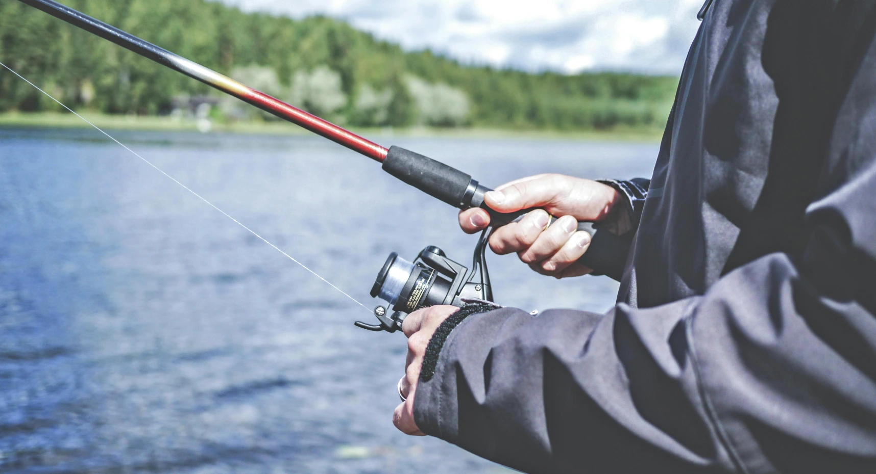 Persona con una caña de pescar