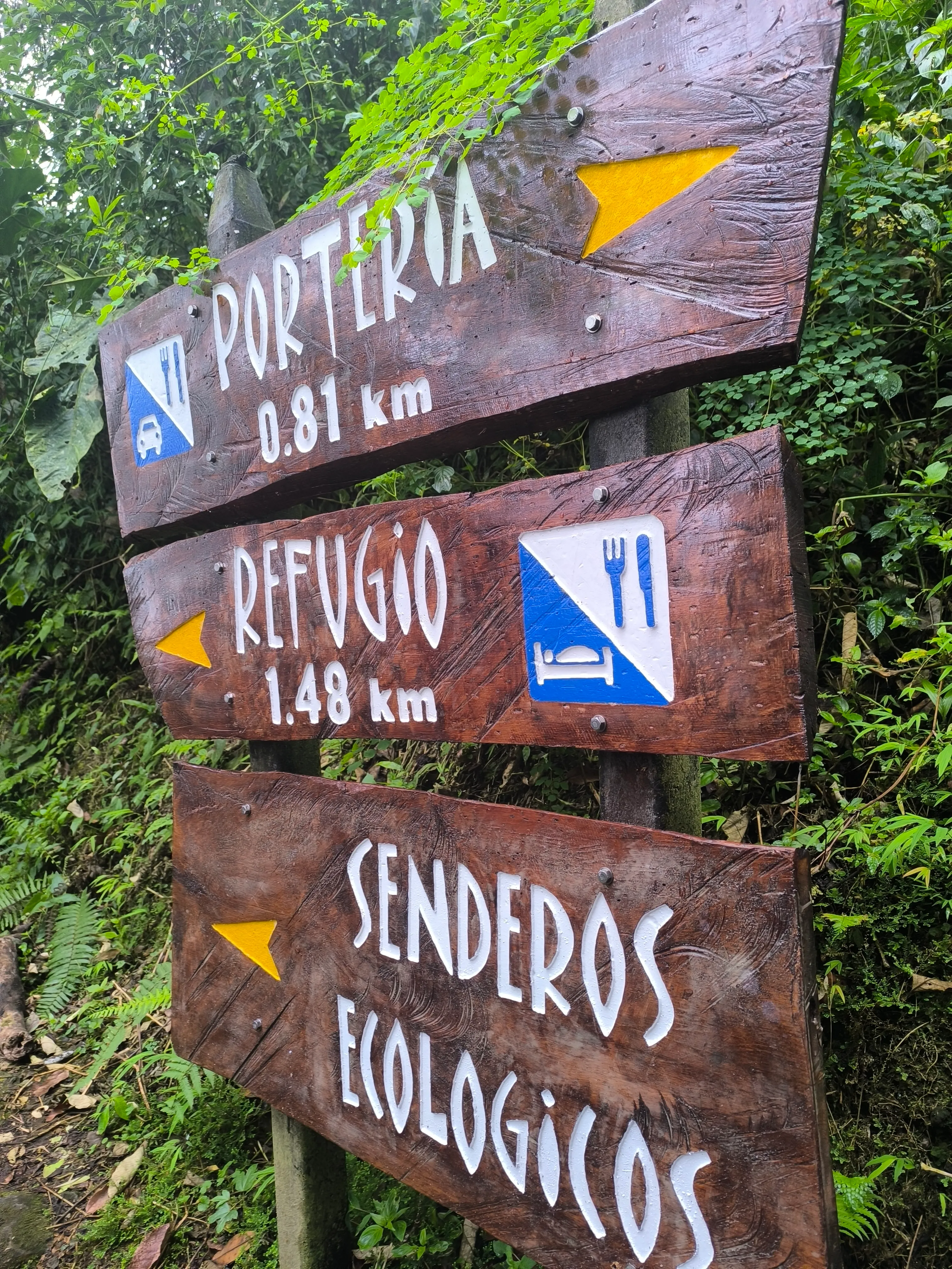 letrero con indicaciones en el Parque Natural Chicaque