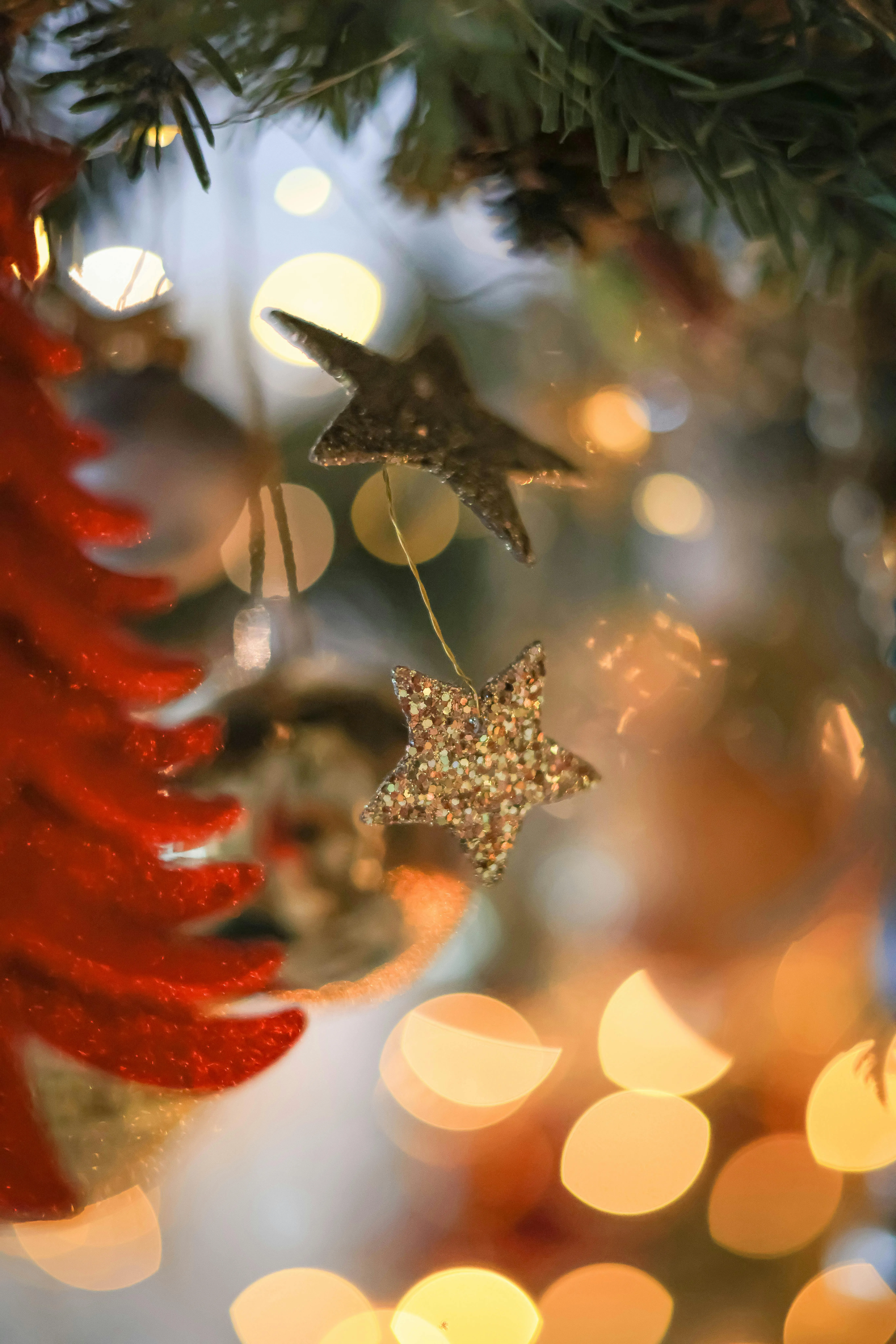 Decoración de navidad en un arbol navideño