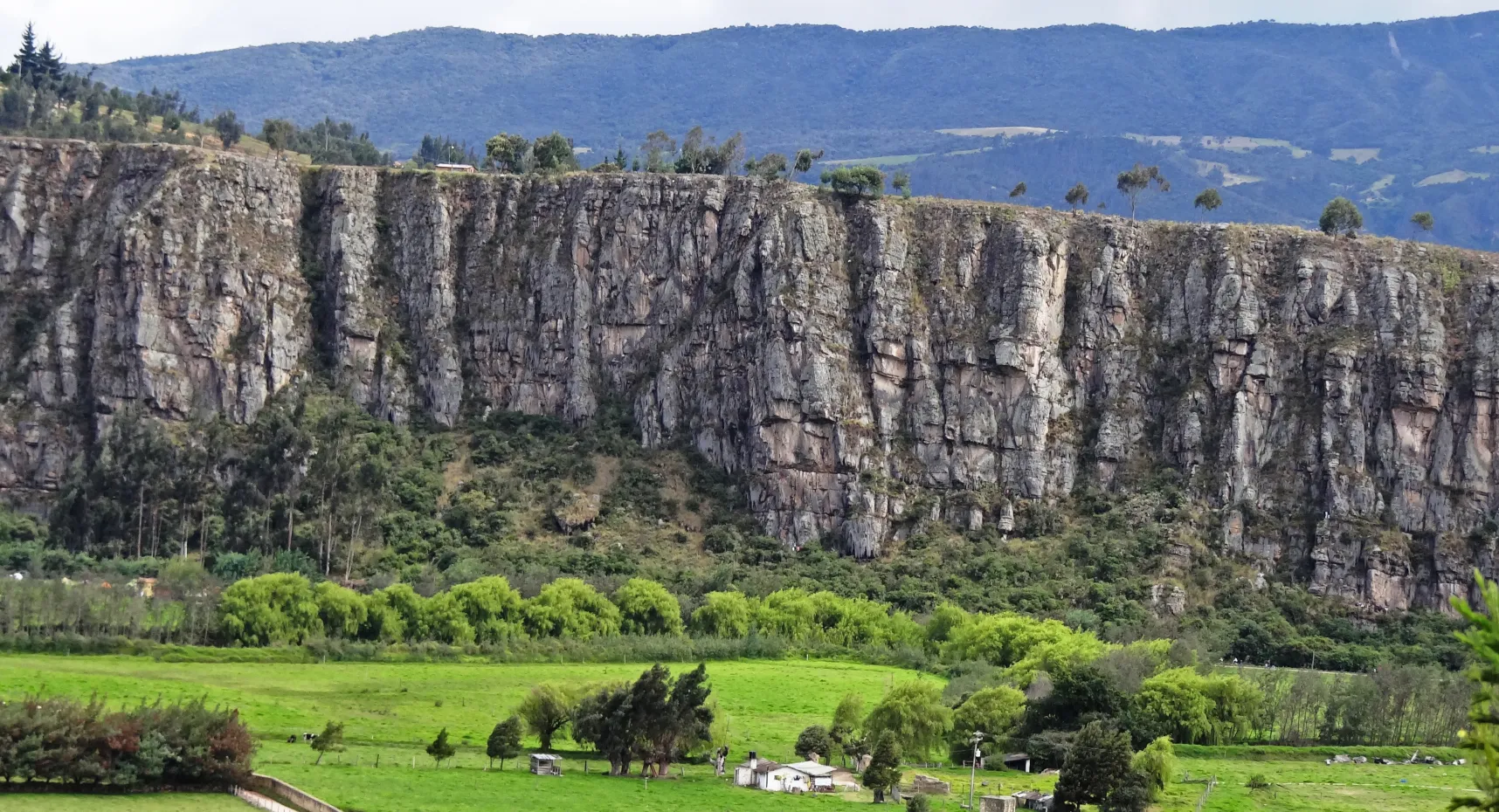 Imagen panorámica de una paisaje en Suesca Cundinamarca