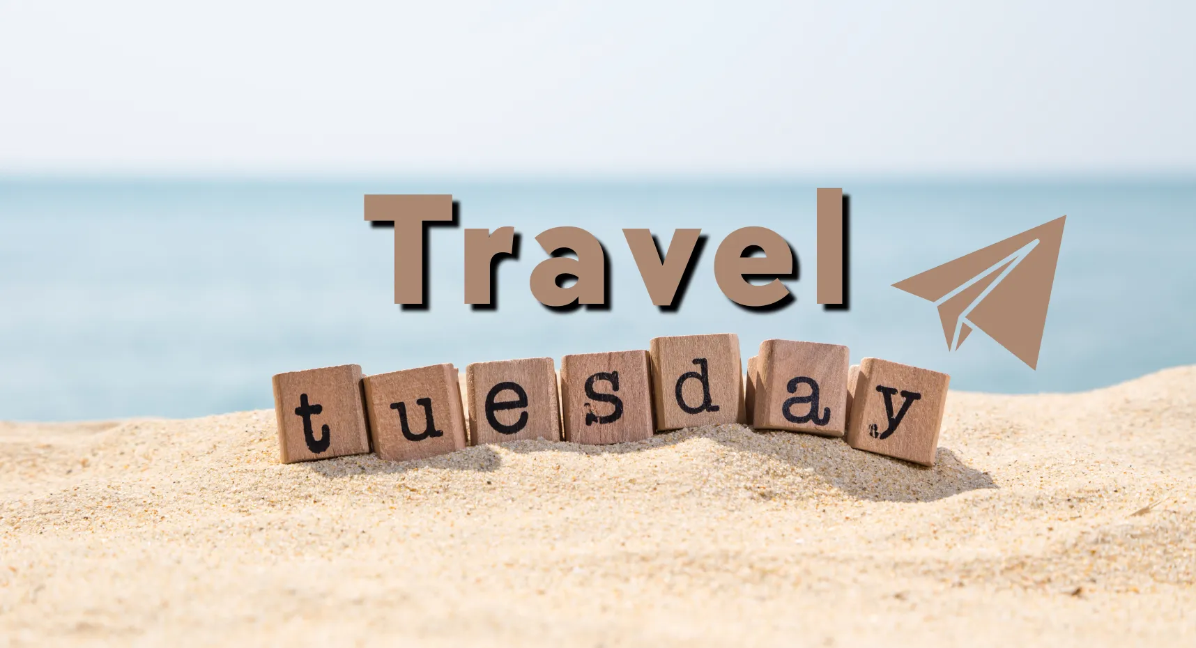 Playa con la frase Travel Tuesday