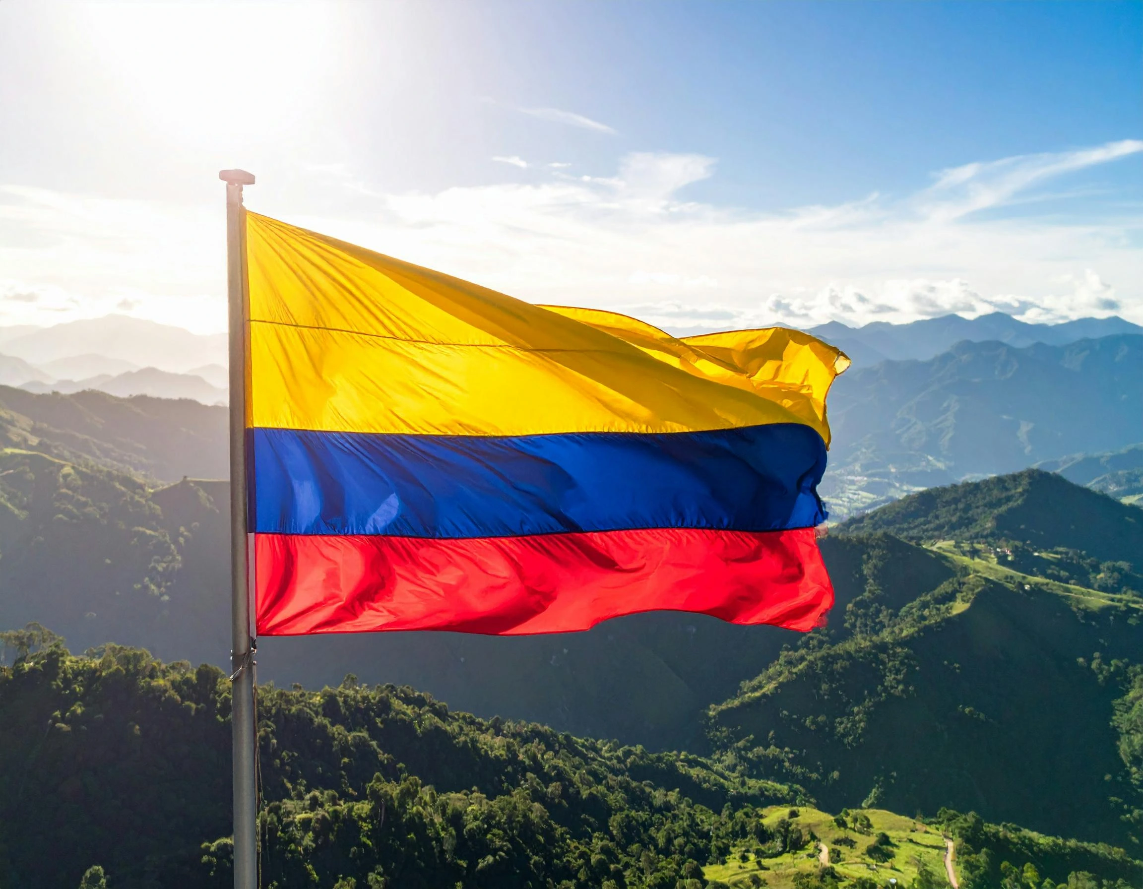 bandera de colombia con un fondo de monta&ntilde;as verdes 