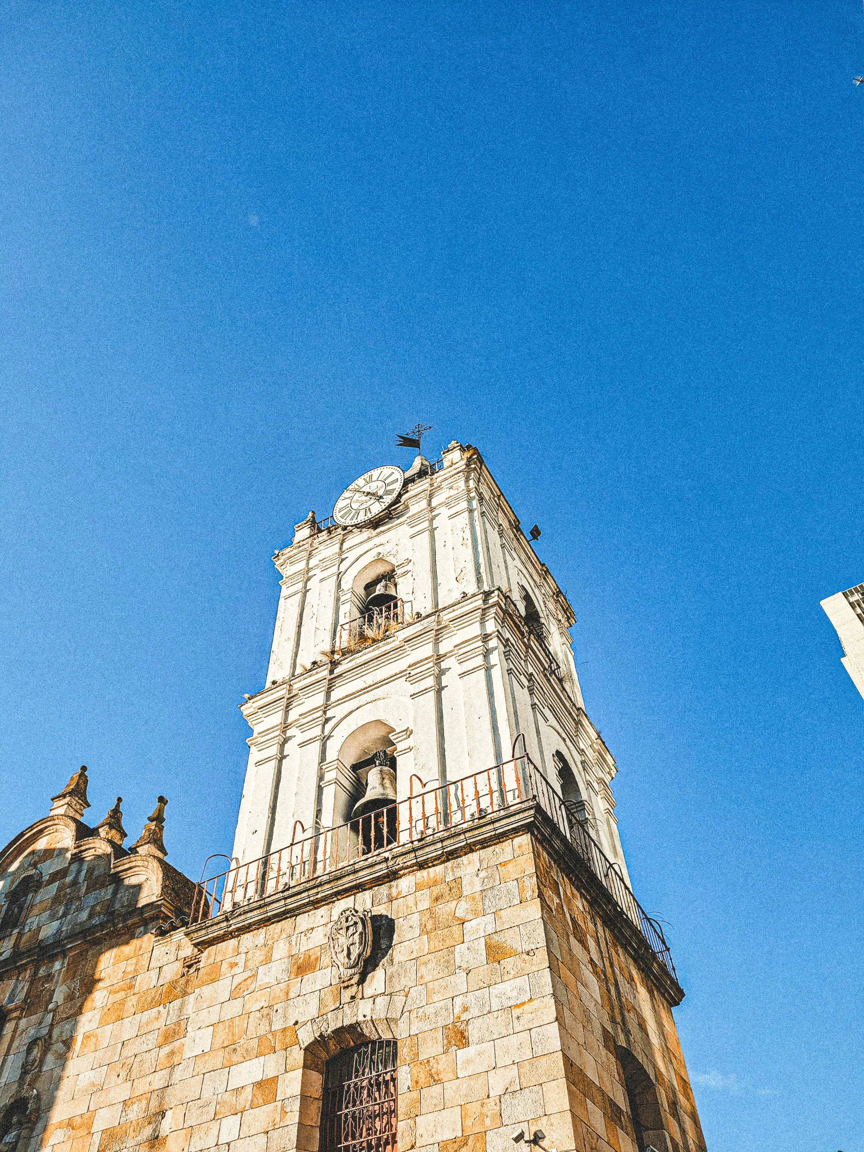 iglesia de corte colonial en el centro hist&oacute;rico de Bogot&aacute;