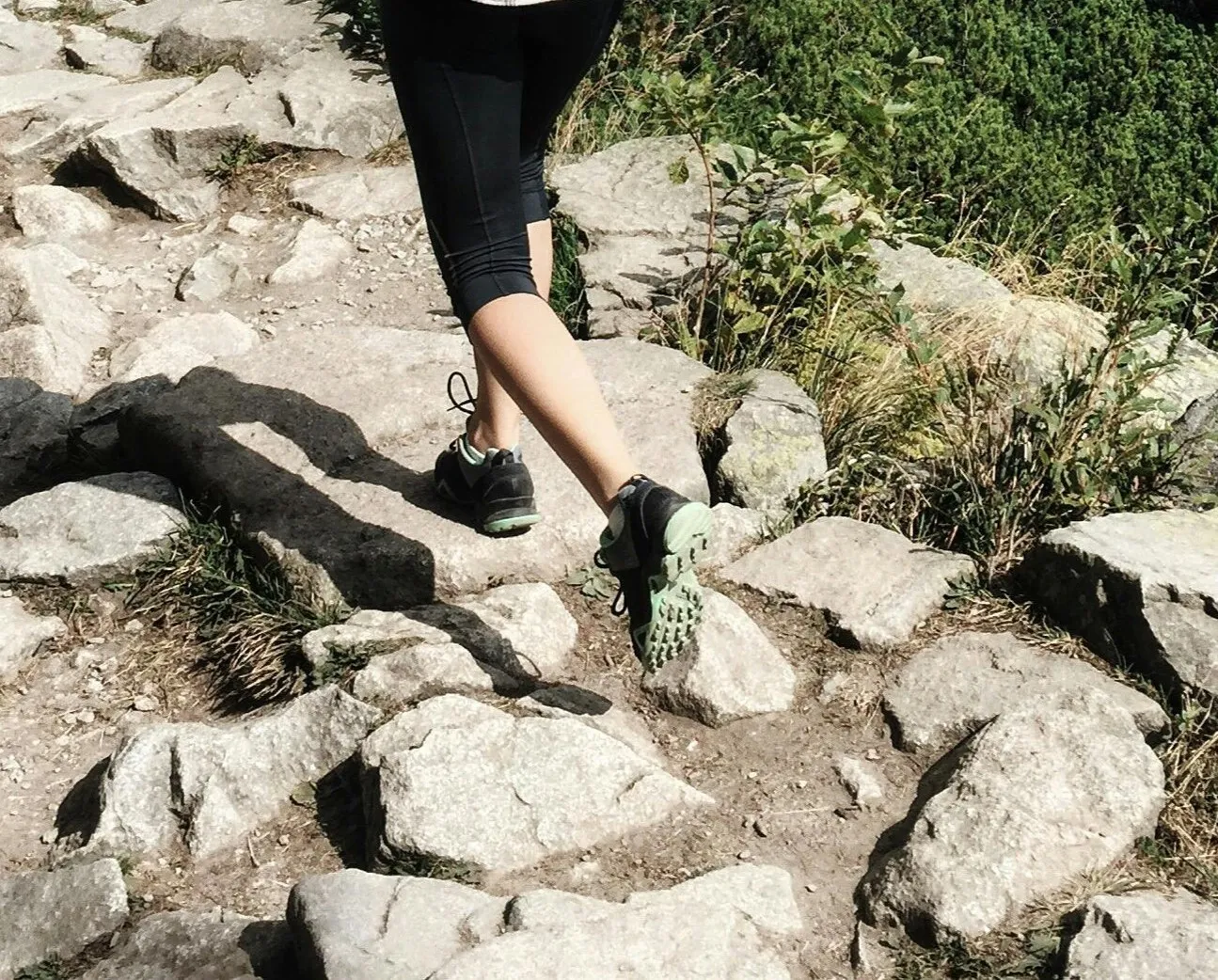 Persona relizando senderismo en una montaña